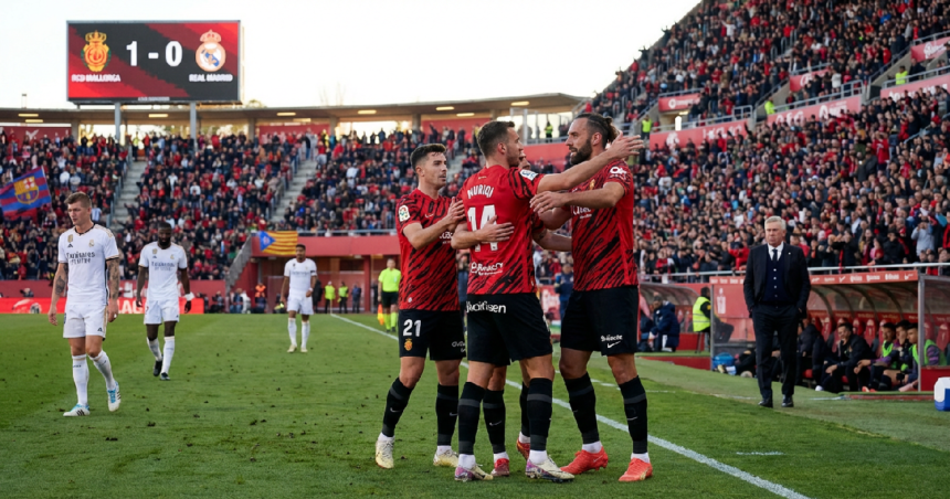 Real Mallorca beat Real Madrid to hand Barcelona title gift