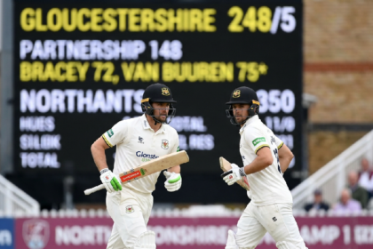 James Bracey and Graeme van Buuren forge 148-run stand for Gloucestershire