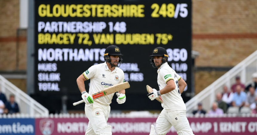 James Bracey and Graeme van Buuren forge 148-run stand for Gloucestershire